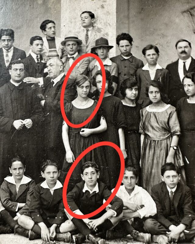 Lei si chiama Maria, lui si chiama Angelo, e questa è la fotografia che li ritrae insieme alla loro classe delle medie, anno del Signore 1921. Si sposeranno una decina di anni dopo. Erano i miei nonni. Banale a dirsi, ma se non si fossero conosciuti a scuola io non sarei mai nata —